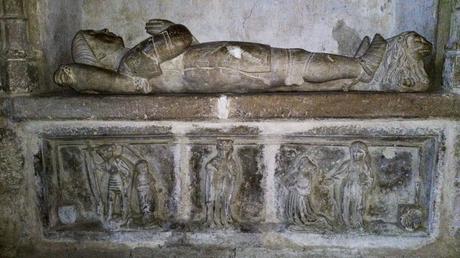 1448 avant Tombeau d alzias de saunhac avec epouse Alix st Michel Marie Madeleine eglise de Belcastel aveyron
