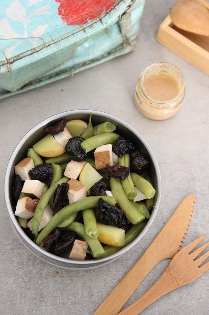 Cuillère et saladier : Salade de haricots verts, pommes de terre, tofu fumé, pruneaux et olives
