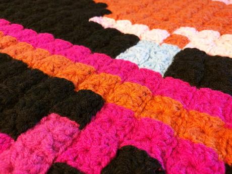 Cette grand-mère tricote des couvertures dédiées au retrogaming