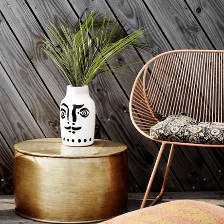 motif visage vase extérieur table laiton terrasse - blog déco - clem around the corner