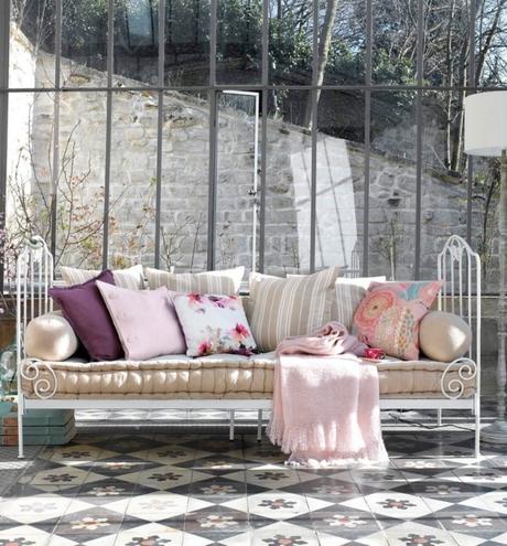 Où trouver une belle méridienne design ? méridienne fer forgé blanche veranda coussin rose - blog déco - clem around the corner