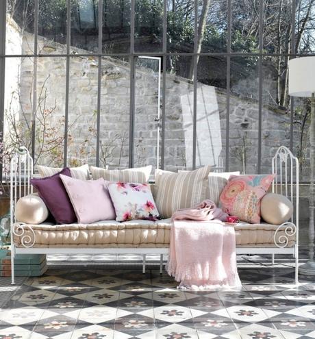 méridienne fer forgé blanche veranda coussin rose - blog déco - clem around the corner