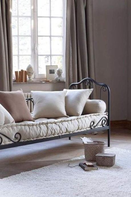 Où trouver une belle méridienne design ? méridienne fer forgé noir intérieur chambre tapis rose pastel - blog déco - clem around the corner
