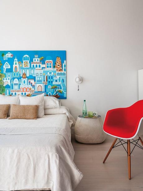 Visite d’une maison à Malaga avec vue sur la mer maison à malaga chambre tableau tête de lit chaise scandinave rouge eames - blog déco - clem around the corner