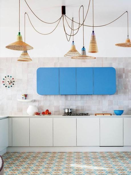 Visite d’une maison à Malaga avec vue sur la mer cuisine bleue meuble original - blog déco - clem around the corner
