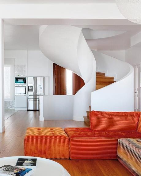Visite d’une maison à Malaga avec vue sur la mer maison à malaga canapé velours orange cuisine américaine ouverte sur salon escalier contemporain - blog déco - clem around the corner