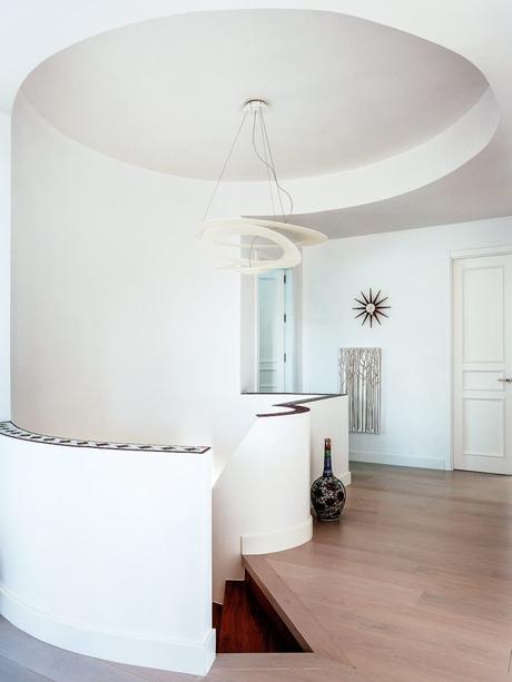 Visite d’une maison à Malaga avec vue sur la mer maison à malaga intérieur minimaliste escaliers blancs décoration parquet - blog déco - clem around the corner