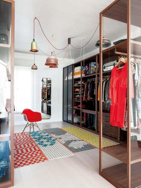 Visite d’une maison à Malaga avec vue sur la mer grand dressing en bois foncé tapis graphique originaux miroir déco sud