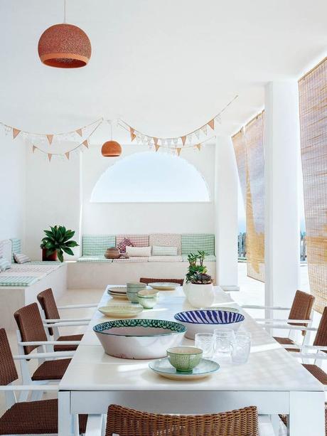 Visite d’une maison à Malaga avec vue sur la mer maison à malaga table repas extérieur outdoor banquette vue - blog déco - clem around the corner