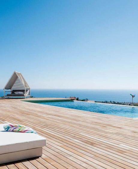 Visite d’une maison à Malaga avec vue sur la mer piscine à débordement terrasse palette bois vue paysage