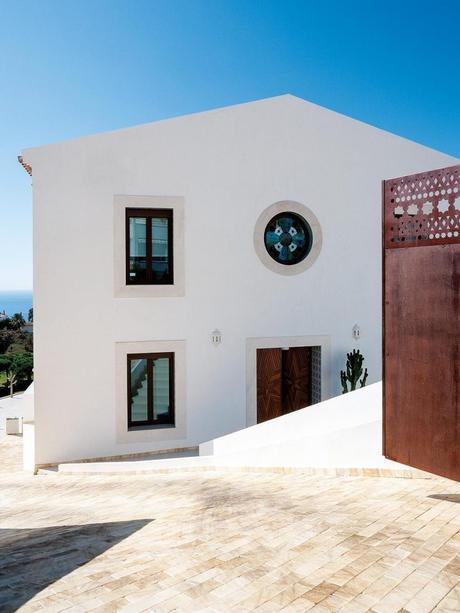 Visite d’une maison à Malaga avec vue sur la mer extérieur entrée parking fenêtre vitrail vue sur mer