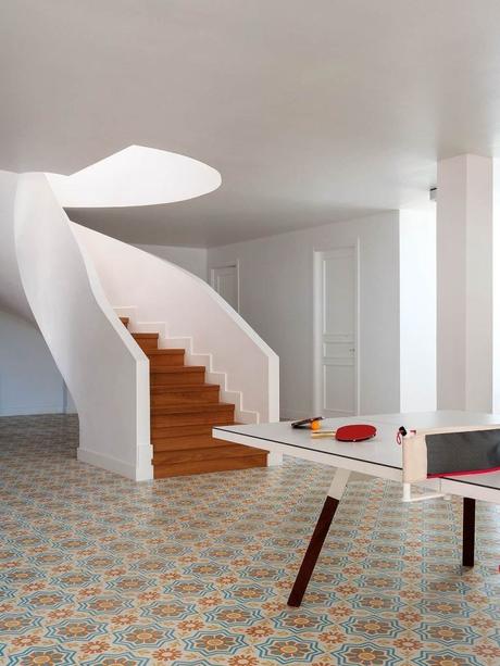Visite d’une maison à Malaga avec vue sur la mer salle de jeu table de ping pong carrelage carreaux de ciment colorés décoration