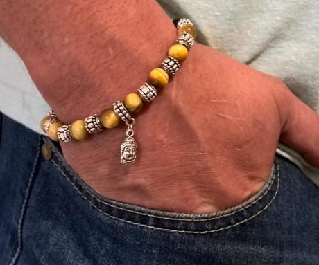 Les bracelets bouddha, les comprendre et bien choisir Homme qui porte un bracelet bouddha