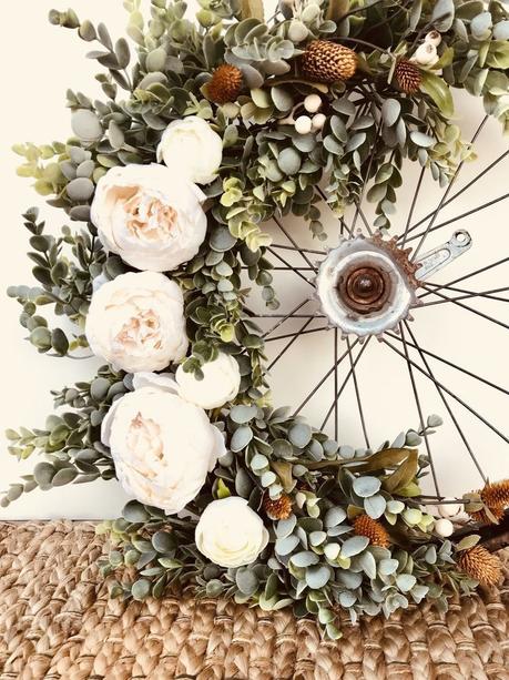 déco vélo roue bouquet rose blanche - blog déco clem around the corner