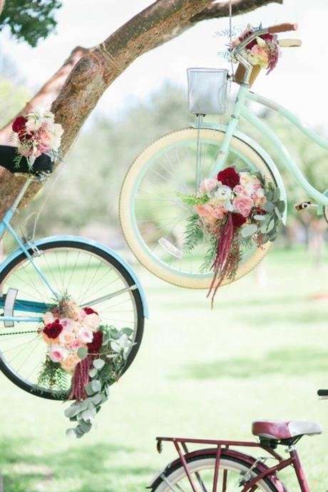 déco vélo mariage suspendue arbre pastel mariage champs - blog déco - clem around the corner