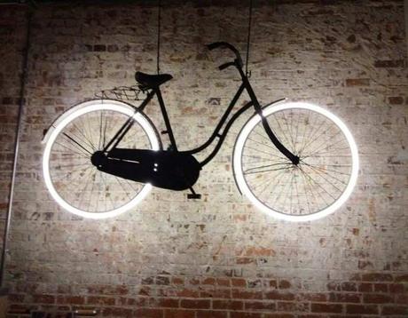 déco vélo suspension luminaire roue néon blanc - blog déco - clem around the corner