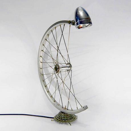 déco vélo lampe roue métal gris - blog déco - clem around the corner