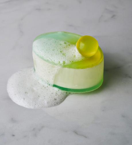 [PACKAGING] : Des emballages de gel douche en savon pour réduire la production de déchets plastiques, c’est l’idée géniale de l’étudiante Mi Zhou