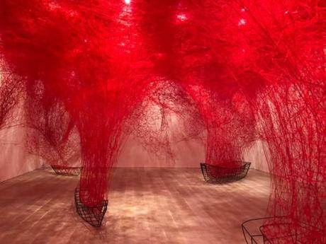 « The soul Trembles » l’exposition consacrée à l’artiste japonaise Shiota Chiharu à Tokyo