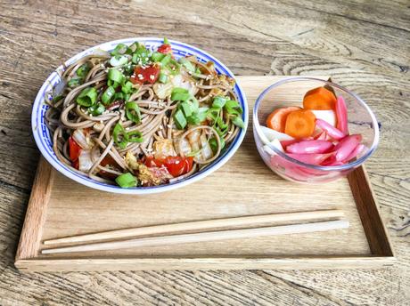 Lutsubo Express – Wok de nouilles soba au chou chinois et à la tomate