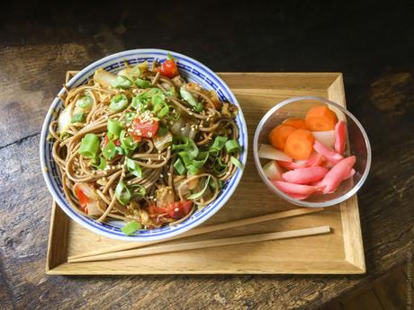 Lutsubo Express – Wok de nouilles soba au chou chinois et à la tomate