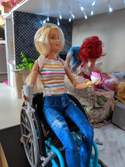 La nouvelle Barbie noire en fauteuil roulant enflamme le web