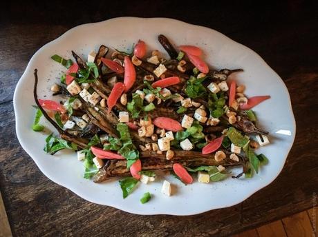 Longues – Salade d’aubergines à la féta, aux noisettes et aux pickles de radis