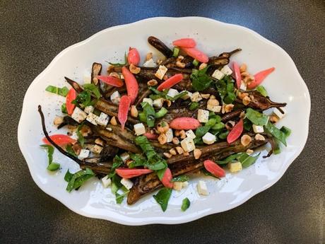 Longues – Salade d’aubergines à la féta, aux noisettes et aux pickles de radis