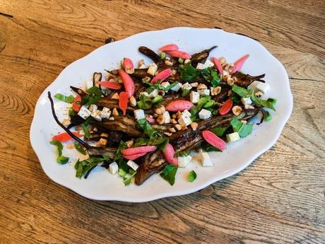 Longues – Salade d’aubergines à la féta, aux noisettes et aux pickles de radis