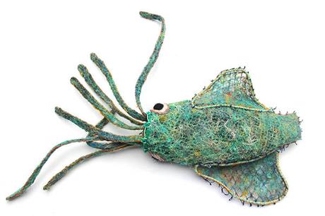 Focus sur une sculpture créée à partir de filets de pêche dérivant recyclés (île d'Erub, détroit de Torres, Australie)