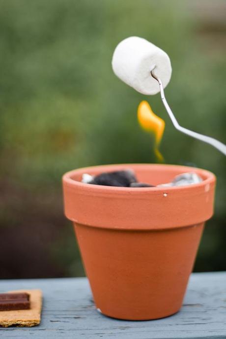 marshmallow grillade pot terre cuite papier aluminium extérieur idée jardin été - blog déco - clematc