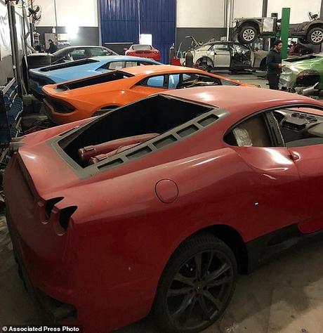 La saisie d'une usine secrète de fausses Ferrari et Lamborghini (Photos) La saisie d'une usine secrète de fausses Ferrari et Lamborghini (Photos)