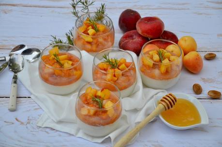 Pannacotta pêches, abricots et romarin