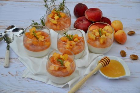 Pannacotta pêches, abricots et romarin