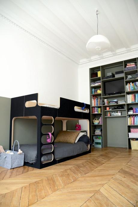 chambre enfant kaki mur bicolore lit mezzanine noire bois parquet - blog déco - clem around the corner