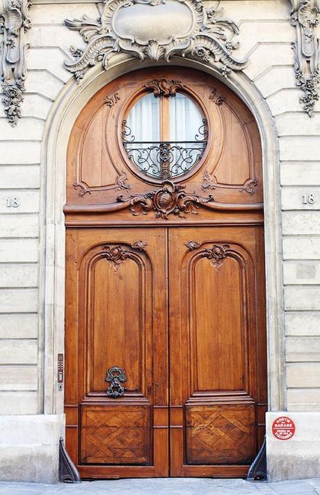 loft haussmannien porte extérieure marron cour immeuble parisien - blog déco - clem around the corner