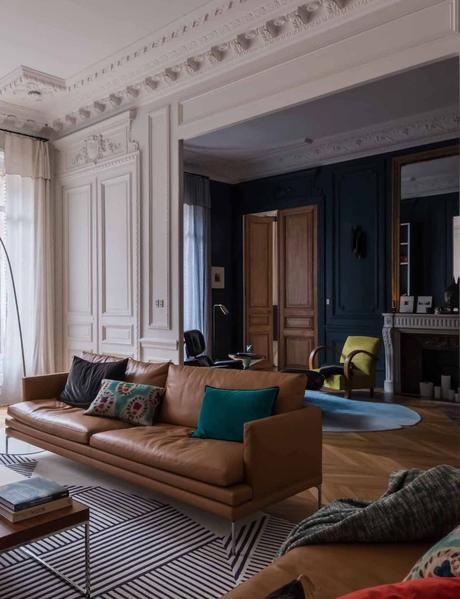 loft haussmannien salon spacieuse canapé cuir marron tapis noir blanc - blog déco - clem around the corner