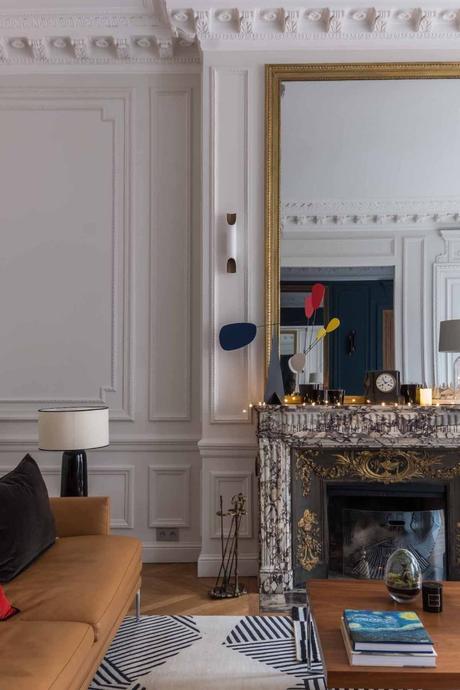loft haussmannien salon cheminée marbre guirlande lumineuse intérieur élégant - blog déco - clem around the corner
