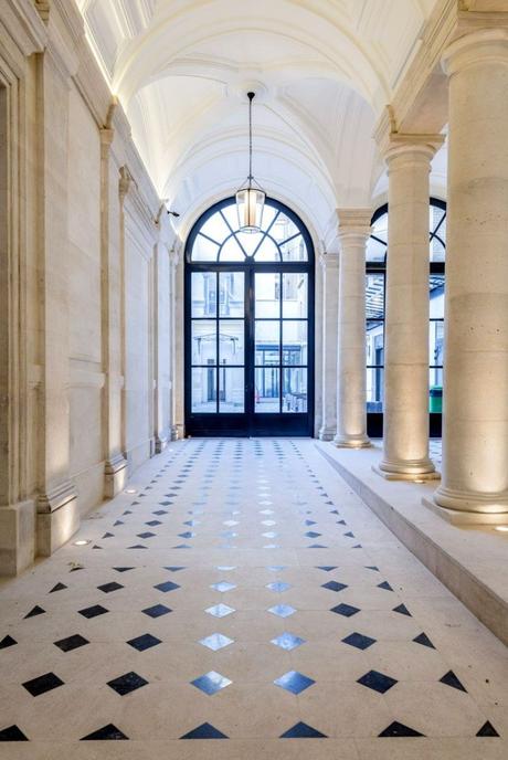loft haussmannien hall entrée spacieux luxueux noir et blanc - blog déco - clem around the corner