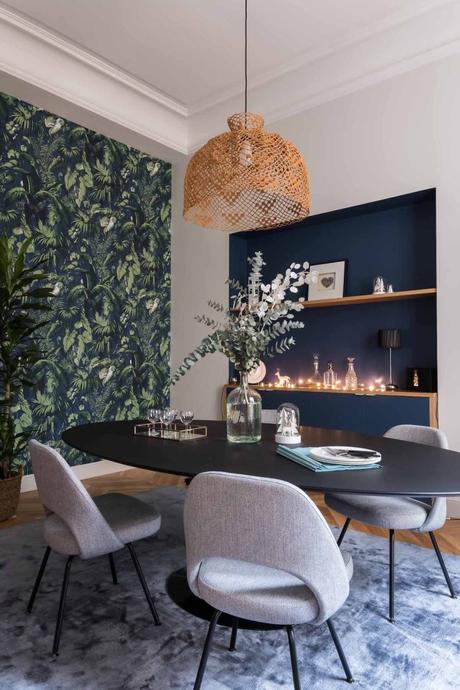 loft haussmannien salle à manger tapis gris bleuté papier peint tropical - blog déco - clem around the corner