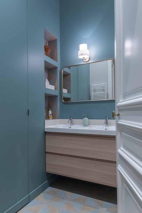 loft haussmannien salle de bain enfant bleu bois sol carrelage géométrique - blog déco - clem around the corner