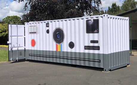 Il transforme un container en Polaroid géant fonctionnel