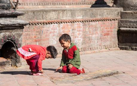 Enfants qui jouent dans la rue