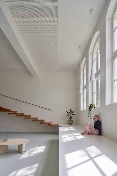 Un ancien gymnase transformé en loft épuré et zen