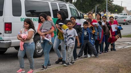 Etats-Unis : un juge fédéral bloque les nouvelles restrictions sur l’asile