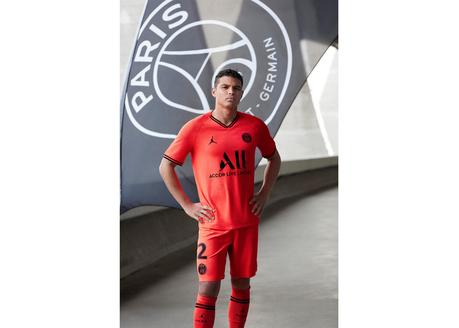 Le troisième maillot du PSG est un hommage à la Air Jordan 6 Infrared