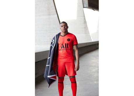 Le troisième maillot du PSG est un hommage à la Air Jordan 6 Infrared