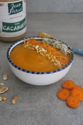 Soupe froide carottes, cacahuète et orange Cuillère et saladier : Soupe froide carottes, cacahuète et orange