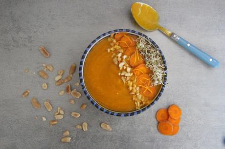 Cuillère et saladier : Soupe froide carottes, cacahuète et orange