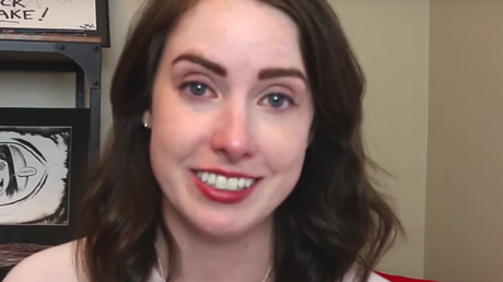 «Overly attached girlfriend» : Laina Morris quitte Youtube